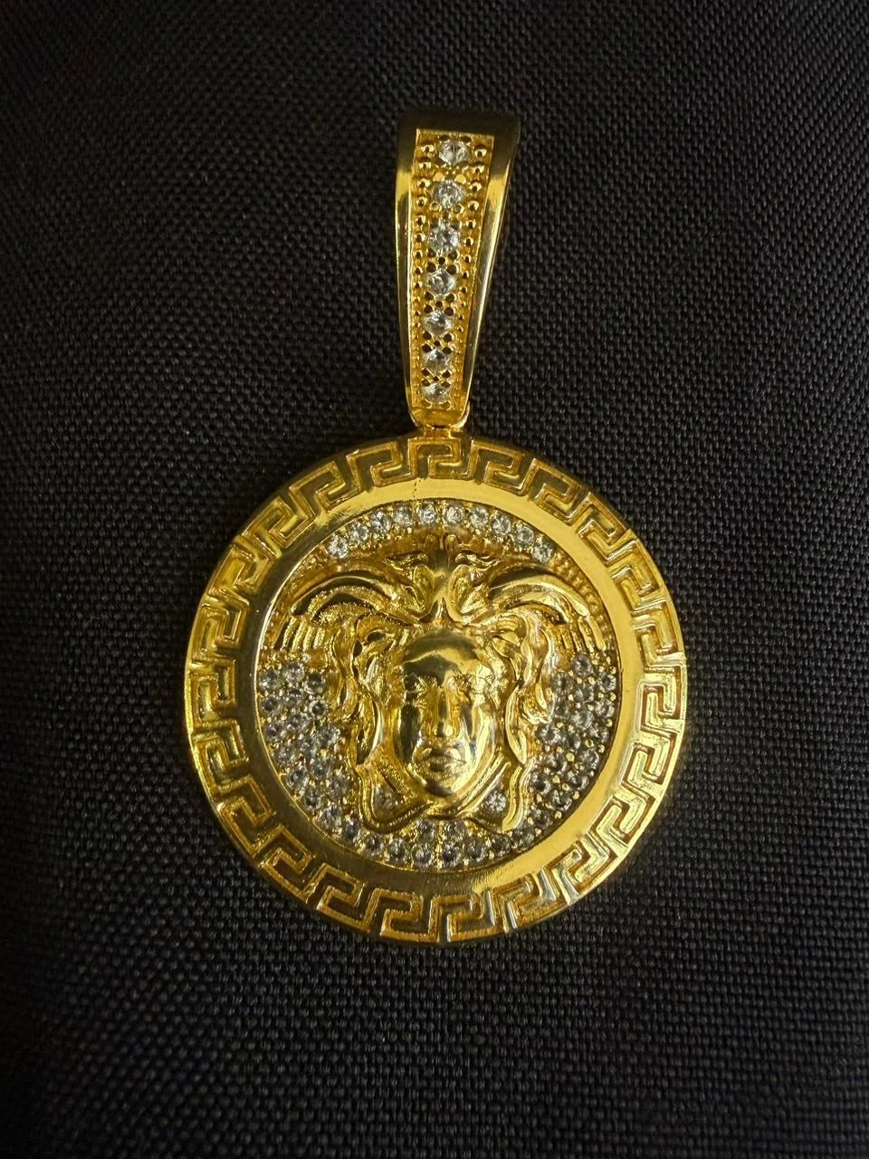 Pingente Premium Versace Cravejado